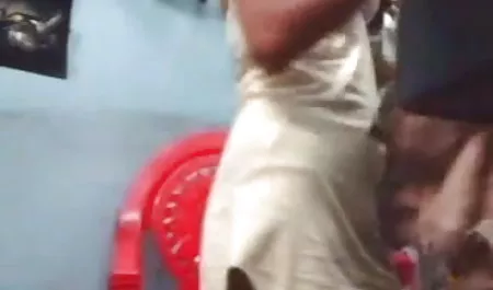 छात्र दल एक उन्मत्त तांडव में बढ़ गया, जहाँ लड़कियाँ पहले से ही एक-दूसरे को चूम रही थीं, और लोगों ने उन्हें नंगा कर दिया और उन्हें सही सलामत पकड़ लिया या उन्हें डांस फ्लोर पर ठोक हिंदी में फुल सेक्सी फिल्म दिया