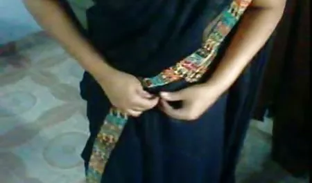 रेडहेड अनीता बेलिनी एक बंद बॉक्स में एक परिपक्व आदमी fucks हिंदी फिल्म सेक्सी एचडी में