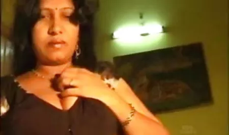 युवा सेक्सी लड़की अपने हिंदी सेक्सी पिक्चर मूवी पिता के गंजे ट्रेनर को चोदता है