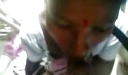 एक inflatable पूल में दो टहनियाँ मस्ती करते हुए। भाग सेक्सी फिल्म हिंदी वीडियो मूवी १
