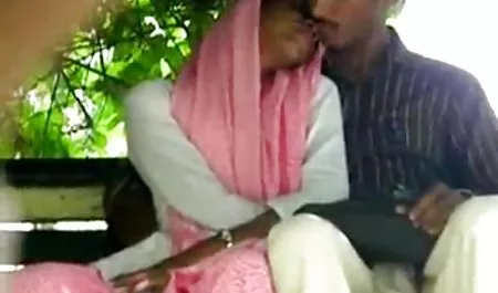 एक कंटेनर के पीछे छिपकर, एक गर्म जोड़े ने सड़क पर सार्वजनिक एचडी मूवी सेक्सी सेक्स की व्यवस्था की