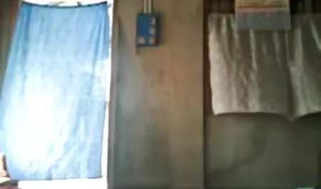 गैराज में बेघर लोगों के साथ सेक्सी मूवी वीडियो हिंदी में श्यामला रगड़