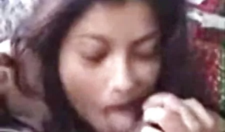 एक सनी लियोन सेक्सी मूवी हिंदी खूबसूरत फिगर वाली यंग बेब चूत को सहलाती है