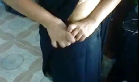 खूबसूरत श्यामला खुद को हिंदी सेक्सी फुल मूवी सुंदर रूप देती है