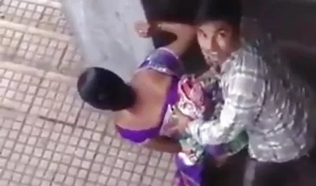 युवा मालिशिया अपने सेक्सी क्लाइंट को सहलाता है और चोदता है फुल मूवी वीडियो में सेक्सी