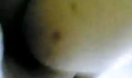 गोरा सेक्सी मूवी वीडियो हिंदी उसकी चूत को बाहर से दिखाता है