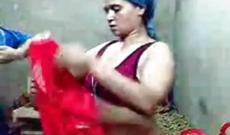 तनाव में, कुतिया कुतिया उसके पैरों को फैलाती है और एक फुल हद सेक्सी मूवी दरार को सहलाती है