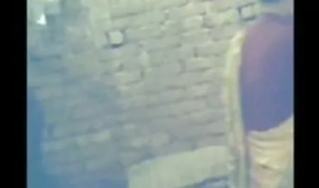 पतला मॉडल कैमरे हिंदी सेक्स हॉट मूवी के सामने प्रस्तुत करता है