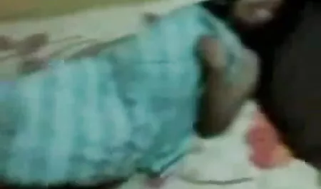 नादिया अपने हिंदी मूवी पिक्चर सेक्सी दोस्त के एक सदस्य को चूसती है
