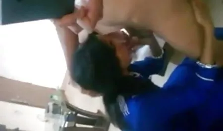 कामुक कोर्सेट में सुंदर कुतिया का सेक्सी में हिंदी मूवी चयन