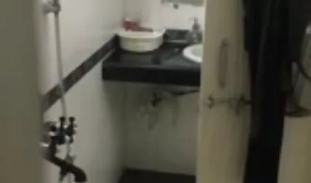 एक रोलर स्केट सेक्सी पिक्चर हिंदी मूवी के बाद, बच्चा बाथरूम में खुद को लाड़ करता है