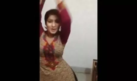 सुंदर श्यामला उसकी प्यारी बिल्ली पर दूध डालता है और उसे हस्तमैथुन मूवी सेक्सी फिल्म वीडियो में करता है