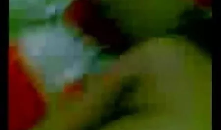 काम से आकर उस आदमी ने अपनी पत्नी को चुपचाप अपने कमरे में विलाप करते हुए सेक्सी मूवी हिंदी में फुल एचडी सुना। वह उसके पास गया, अपना बोल्ट निकाला और उस उत्तेजित बकवास को गड़बड़ कर दिया