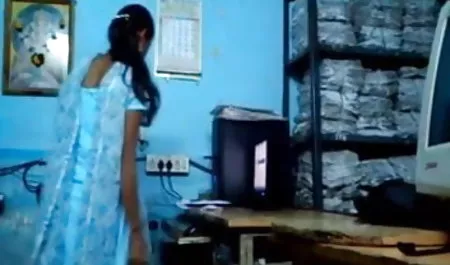 खूबसूरत श्यामला उसके आकर्षण को दुलार करती हिंदी हद सेक्सी मूवी है