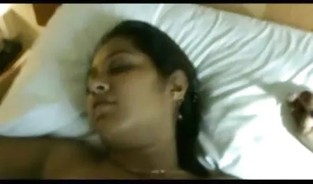 उसकी पैंटी उतारने के बिना सींग वाली कुतिया लिंग के ऊपर सवारी करती है सेक्सी फुल मूवी हिंदी वीडियो