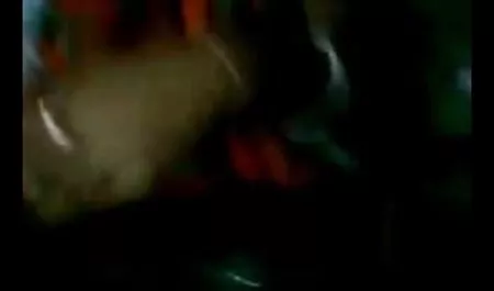 एक गुलाबी शीर्ष में रेडहेड एक फुल हिंदी सेक्सी मूवी blowjob देता है