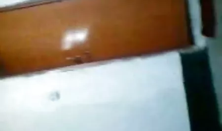 वेबकैम पर पेटी में कुतिया उसे बिल्ली सहलाती है सेक्सी वीडियो में हिंदी मूवी