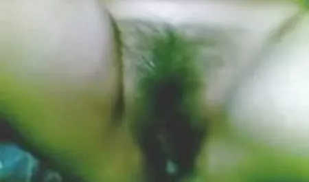एक हिंदी सेक्सी मूवी वीडियो में लाल पोशाक में गोरा गोरा उंगलियों के साथ बिल्ली हस्तमैथुन करता है
