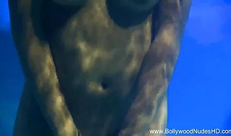 युवा स्ट्रट्स बकवास के साथ मोटी स्ट्रैपआन हिंदी में सेक्सी वीडियो मूवी