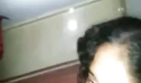 मालिश करनेवाली समलैंगिक ग्राहक की मुंडा बिल्ली की मालिश करता है और उसे चाटता है हिंदी सेक्सी फिल्म फुल