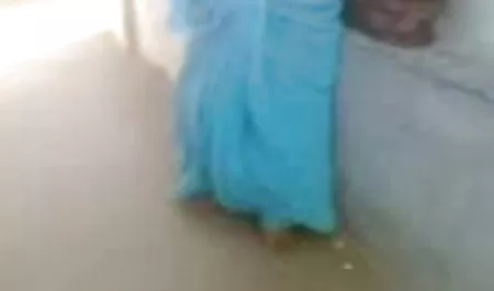 वह लड़का एक युवा पतली एशियाई को चोदता है और इंग्लिश फुल सेक्स फिल्म उसके गुदा में एक डिल्डो डाल देता है