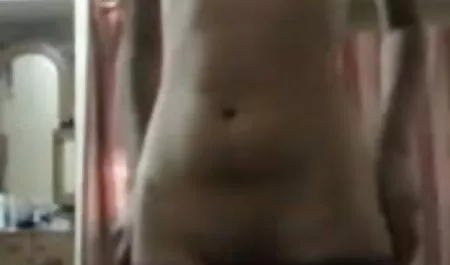 छोटी सुंदरता dildo के साथ हिंदी में सेक्सी मूवी फिल्म उसकी मुंडा बिल्ली fucks
